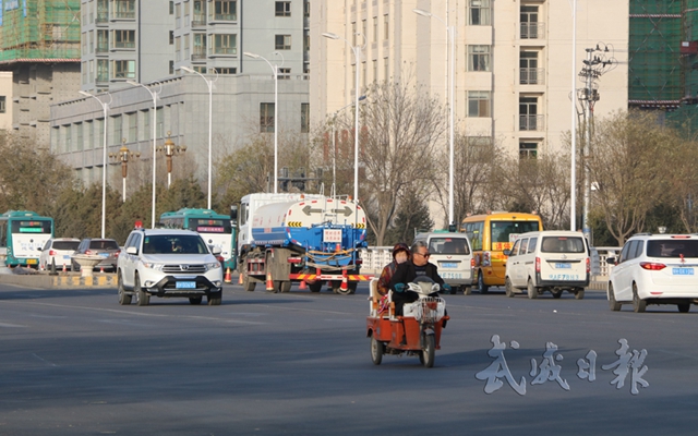 11月14日，在城区恒大绿洲十字，一辆电动三轮车违法载人。.jpg