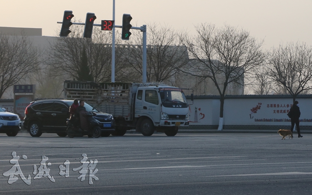 11月14日，在城区荣和路，一辆电动车违法载人、占用机动车道。.jpg