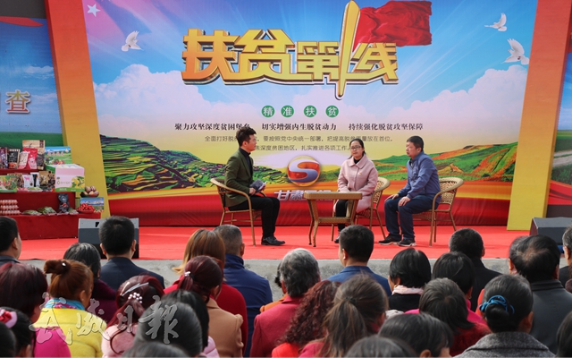 4--节目主持人对谢河镇镇村干部进行现场访谈。.jpg