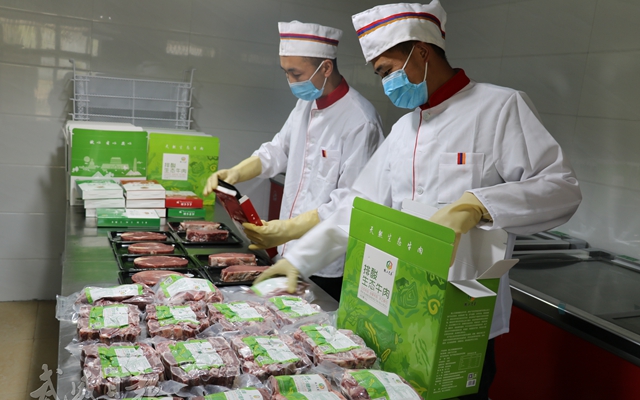 4－武威市城西肉牛养殖专业合作社工人正在包装深加工牛肉产品.jpg