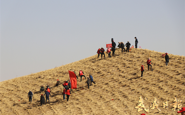 1-文配图：3月3日，我市市直机关2000多名干部职工在民勤县苏武沙漠大景区青山段开展春季义务压沙造林活动。本报记者马开良_副本.jpg