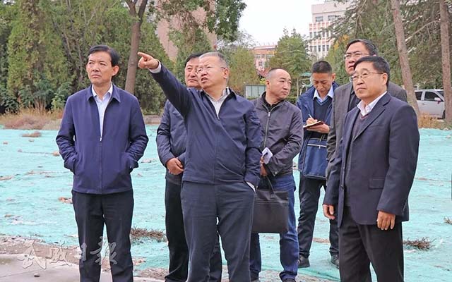 周伟一行还到市图书档案馆,武威一中改扩建项目建设现场和文化广场